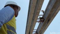 Pekerja menyelesaikan pembangunan konstruksi LRT di zona 5 yang terletak di kawasan Jaka Baring, Palembang, Sumatera Selatan, Senin (08/08/2016).