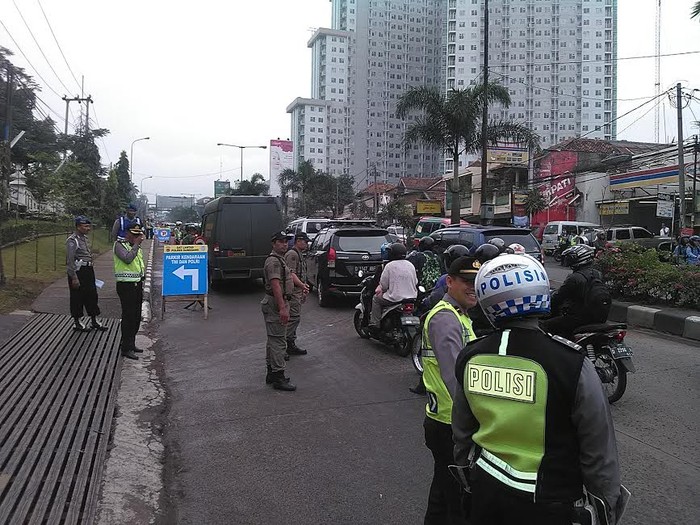 Ratusan Petugas Berbaris di Pinggir Jalan Kawal Kedatangan Jokowi di IPDN