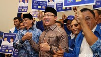 Wahidin Halim dan Andika Hazrumy melakukan salam komando usai resmi diusung Partai Demokrat untuk maju menjadi cagub-cawagub Banten.