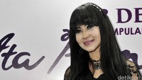 Album tersebut berisikan lagu-lagu hits milik pelantun Penari Ular. Pool/Noel/detikFoto.