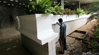 Gedung DPR dicat ulang dengan warna putih.