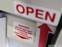 Ngeri! Terjadi Lagi, Penumpang Paksa Buka Pintu Pesawat di Udara