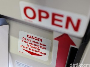 Ngeri! Terjadi Lagi, Penumpang Paksa Buka Pintu Pesawat di Udara