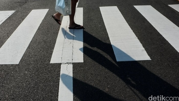 Menyebrang Jalan Pejalan kaki menyebrang Jalan di area zebra cros. dikhy sasra/ilustrasi/detikfoto