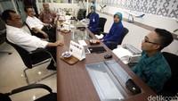 Budi mengunjungi ruang Customer Service Garuda Indonesia dan sempat berbincang dengan petugas di sana.