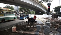 Pekerja mengerjakan pembangunan trotoar di Jalan Jati Baru, Tanah Abang.