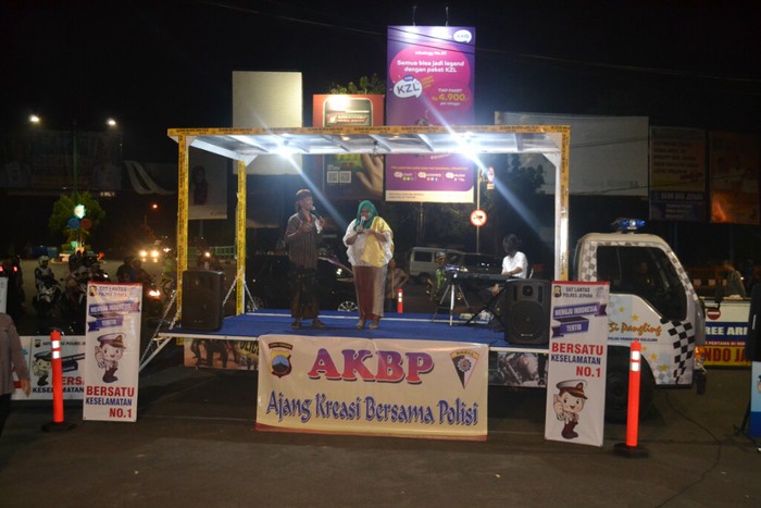 Polisi Jepara Pakai Truk yang Bisa Diubah Jadi Panggung untuk Hibur Warga
