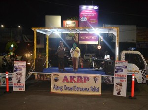 Polisi Jepara Pakai Truk yang Bisa Diubah Jadi Panggung untuk Hibur Warga