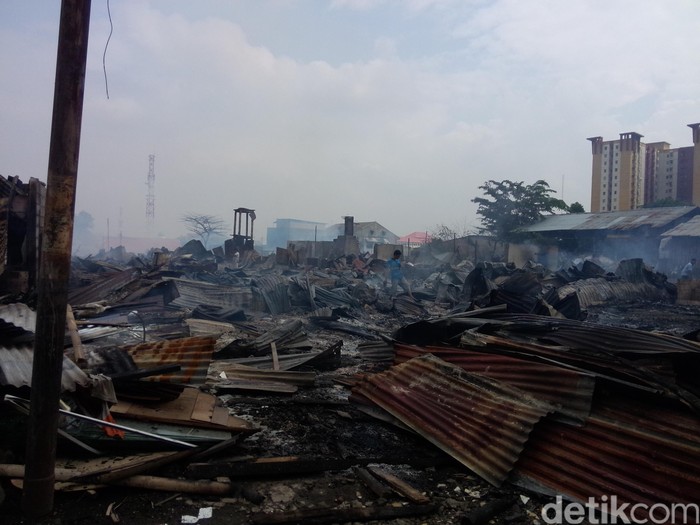 Sisakan Arang, Begini Kondisi Permukiman di Duren Sawit Usai Kebakaran