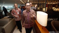 Arif dan Djoko meninjau Garuda Executife Lounge.