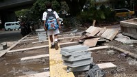 Trotoar yang dibangun di Jalan Jati Baru itu menggunakan enam jenis bahan, yakni bahan andesit, granit, homogenous tile, koral sikat, stamp concrete dan floor hardener.
