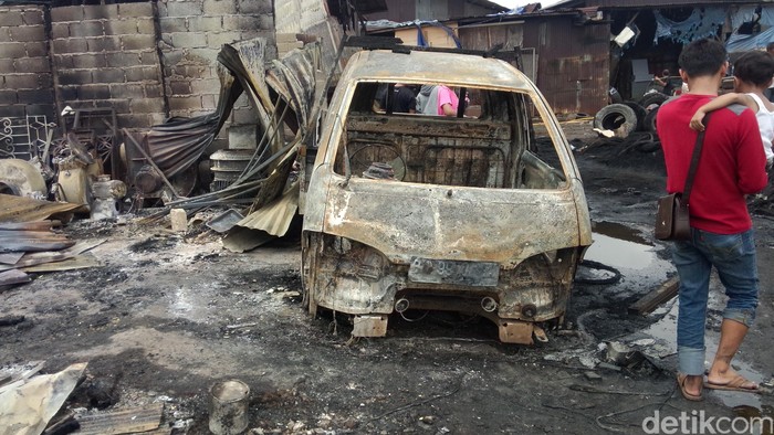 Api Sudah Padam, Kebakaran di Pondok Bambu Juga Hanguskan 4 Mobil