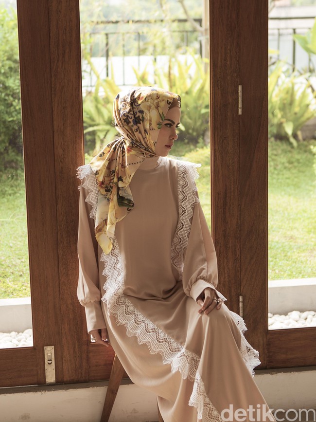 Wardrobe: Angel Lelga Label. Fotografer: Zaky Akbar. Makeup Artist: Vivi Thalib. Lokasi: Lewis & Carroll, Kebayoran Baru, Jakarta Selatan. Stylist: Kiki Oktaviani. Model: Angel Lelga.