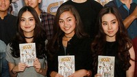 (Ki-ka) Gege, Caitlin dan Agatha Chelsea saat ditemui di Gramedia Matraman, Jakarta Timur, Minggu (7/8/2016). Pool/Gus Mun/detikFoto.