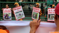Massa yang tergabung dalam Scorpion Wildlife Trade Monitoring Group melakukan aksi di depan gedung Kementerian Lingkungan Hidup dan Kehutanan (KLHK), Jakarta, Senin (8/8).
