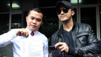 Hengky bersama kuasa hukumnya Muhammad Zakir Rasyidin saat ditemui di Polda Metro Jaya, Jakarta Selatan, Senin (8/8/2016). Pool/Hanif Hawari/detikFoto.
