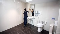 Toilet untuk penyandang disabilitas ada di beberapa sudut terminal, termasuk di Executive Lounge Garuda Indonesia dan boarding lounge.
