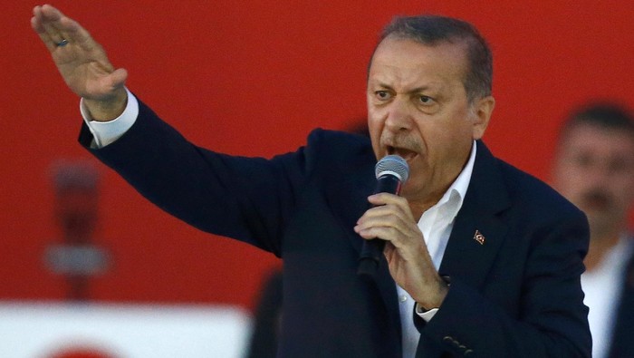 Turkish President Tayyip Erdogan speaks during Democracy and Martyrs Rally, organized by him and supported by ruling AK Party (AKP), oppositions Republican Peoples Party (CHP) and Nationalist Movement Party (MHP), to protest against last months failed military coup attempt, in Istanbul, Turkey, August 7, 2016.  REUTERS/Osman Orsal