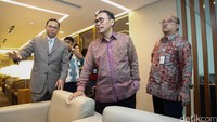 Keduanya juga sempat meninjau beberapa fasilitas yang berada di Executive Lounge, diantaranya VIP Room, Theater Room dan toilet di sana. Kunjungan diakhiri dengan merasakan nyamannya VIP Room.
