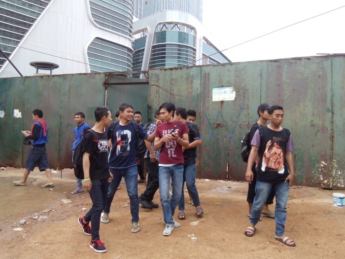 Kuli Tunggu Kabar Kepastian Bekerja di Proyek Kelapa Gading yang Terbakar