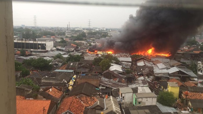 Foto Jilatan Api Membakar Permukiman Padat Penduduk di Pondok Bambu