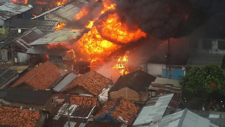 Api Masih Berkobar di Pondok Bambu, Mobil Pemadam Sulit 