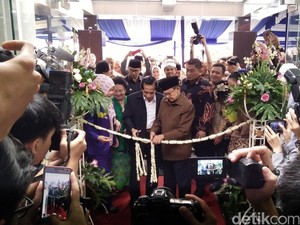 Saat Habibie Promosi Pakaian Lurik dalam Peresmian RS Ginjal di Bandung