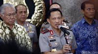 Kapolri Jenderal Polisi Tito Karnavian memberikan keterangan pers didampingi Menteri Pertanian Amran Sulaiman dan Menteri Perdagangan Enggartiasto Lukito dan Kepala Badan Koordinasi Penanaman Modal (BKPM) Thomas Lembong dan Kepala Komisi Pengawas Persaingan Usaha (KPPU) Syarkawi Rauf usai Rapat Koordinasi di Mabes Polri, Kebayoran Baru, Jakarta, Senin (8/8/2016).