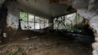Tampak bangunan rusak tertimbun longsoran. REUTERS/Stringer.