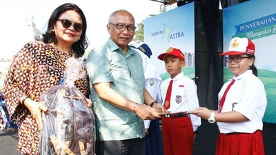 Koperasi Astra Serahkan Beasiswa