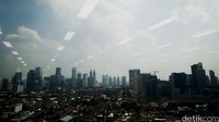 Jejeran gedung pencakar langit dan permukiman padat di Jakarta.