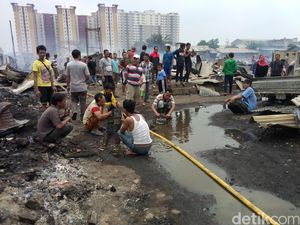 Korban Kebakaran Duren Sawit: Mau Ambil Kulkas Nggak Ada yang Bantuin...