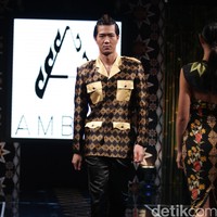 Ambah Batik by Stephany mengusung tema 50 to 50 bertempat di Ballroom Dharmawangsa Hotel. Jakarta. [Foto: Mohammad Abduh/Wolipop]