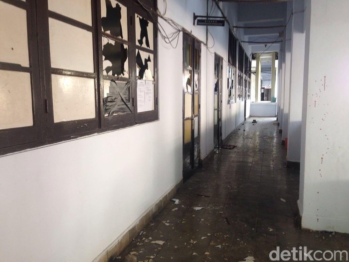 Penampakan Kerusakan Balai Kota Makassar Efek Bentrokan Satpol PP dan Polisi