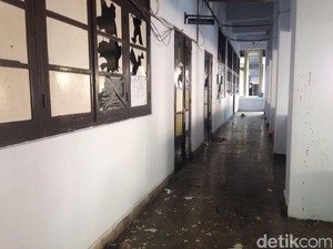 Penampakan Kerusakan Balai Kota Makassar Efek Bentrokan Satpol PP dan Polisi