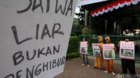 Pengunjukrasa meminta pemerintah tegas melarang eksploitasi satwa seperti dalam atraksi di kebun binatang.
