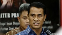 Menteri Pertanian Amran Sulaiman menyampaikan pendapatnya.