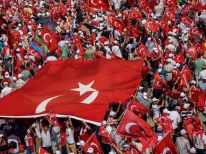 Ratusan Ribu Orang di Istanbul Berkumpul Melawan Kudeta terhadap Erdogan
