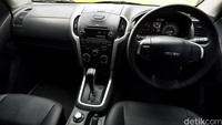 New Isuzu mu-X dibekali fitur terbaru yaitu Hill Start Aids yang berfungsi menahan mobil agar tidak meluncur mundur saat berhenti di tanjakan, ditambah dengan penambahan fitur All View Camera 360 pada varian tertinggi mu-X.
