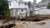 Sediktinya 28 orang tewas di wilayah Puebla, sedangkan 10 orang lainnya tewas di wilayah Veracruz. Jumlah korban tewas diperkirakan masih akan bertambah. REUTERS/Stringer.