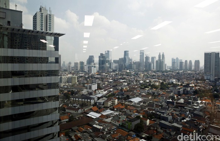 Gedung Pencakar Langit dan Permukiman Padat di Jakarta