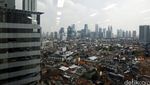 Pemandangan Gedung Pencakar Langit Jakarta dari Ketinggian