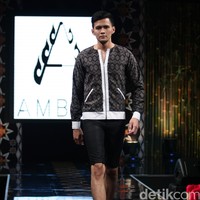 Ambah Batik by Stephany mengusung tema 50 to 50 bertempat di Ballroom Dharmawangsa Hotel. Jakarta. [Foto: Mohammad Abduh/Wolipop]