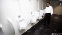 Budi mengecek toilet Terminal 3 Ultimate.