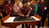Peresmian yang dilakukan di lobi Executive Lounge Garuda tersebut dibuka dengan pemotongan karangan melati oleh Arif dan Djoko. Setelah pemotongan melati, acara dilanjutkan dengan penandatanganan prasasti pertanda Executive Lounge resmi dibuka.