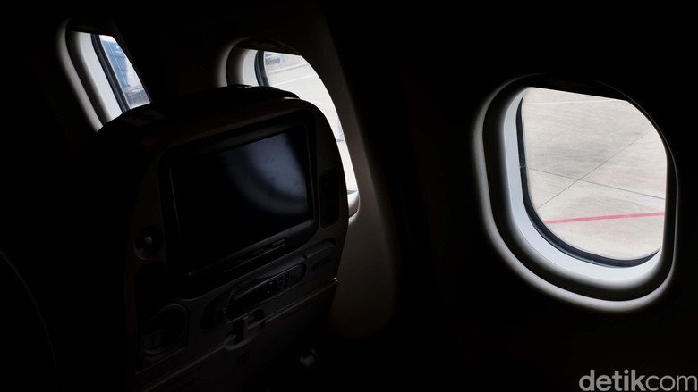 Boeing Tujuan Armenia Batal Terbang karena Bau Aneh, 2 Orang Dibawa ke RS Boeing Tujuan Armenia Batal Terbang karena Bau Aneh, 2 Orang Dibawa ke RS