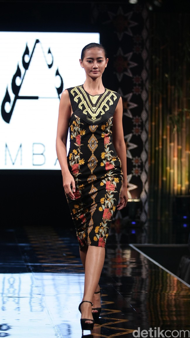 Ambah Batik by Stephany mengusung tema 50 to 50 bertempat di Ballroom Dharmawangsa Hotel. Jakarta. [Foto: Mohammad Abduh/Wolipop]