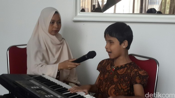 Meski Tunanetra, Zizi Semangat Belajar Musik dan Gemar Baca Buku