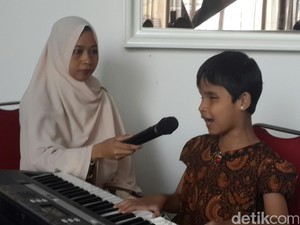 Meski Tunanetra, Zizi Semangat Belajar Musik dan Gemar Baca Buku