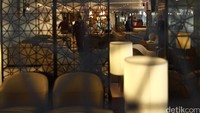 Untuk menambah kenyamanan para penumpang, beberapa TV dipasang di Executive Lounge.